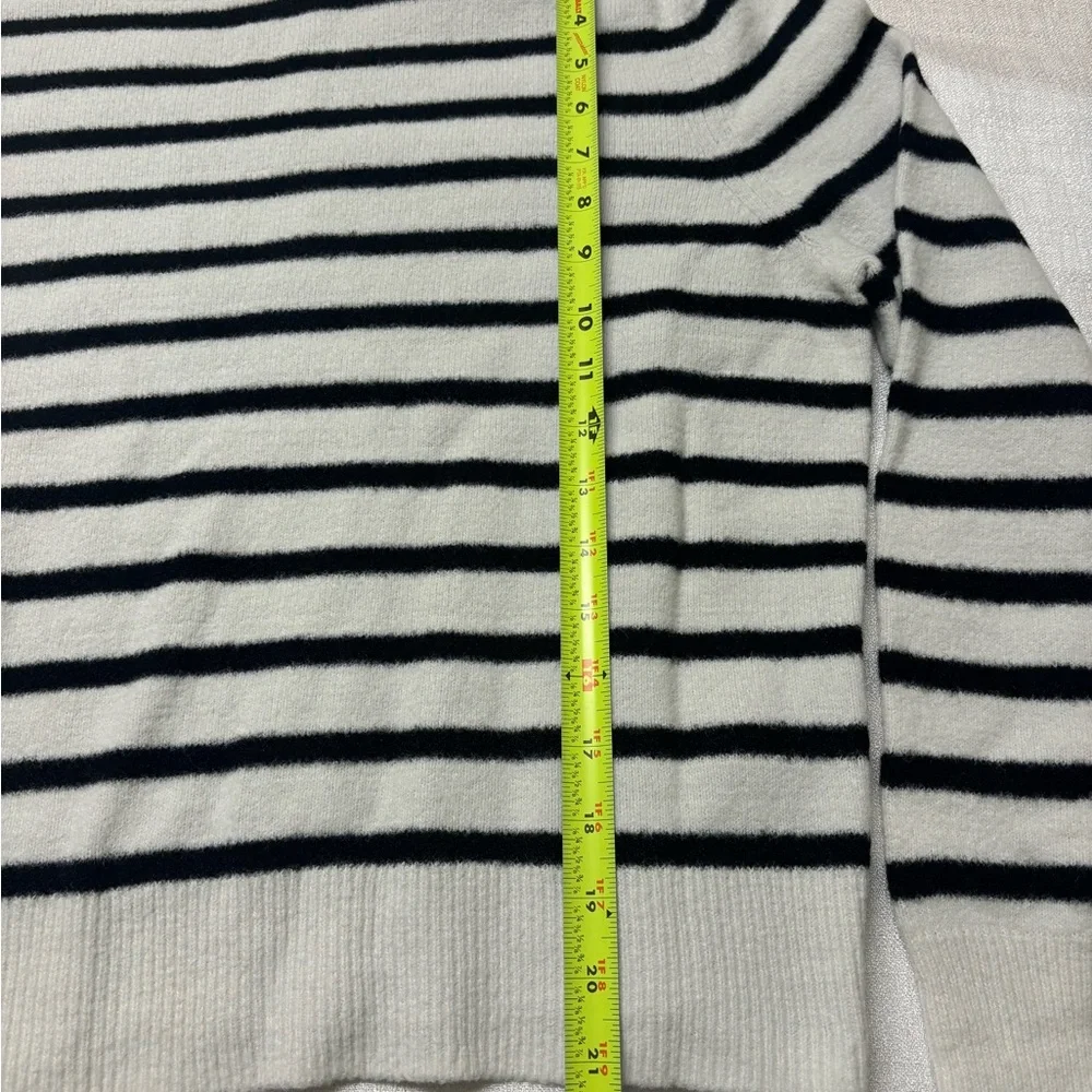 Banana Republic Women's L Black White Striped Sweater Crew Neck‎ Knit Pullover